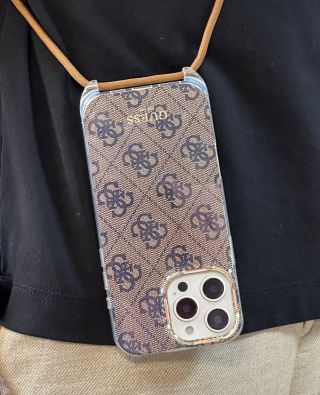 Elegantní kryty s popruhy Guess dodají vašemu telefonu nejen maximální ochranu, ale i šmrnc. Luxusní design, kvalitní...