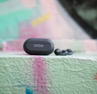 Svoboda sluchu a bezpečí v jednom! 🎧 Bezdrátová sluchátka Ambie s unikátním designem, která nejsou v uších, ale na nich....
